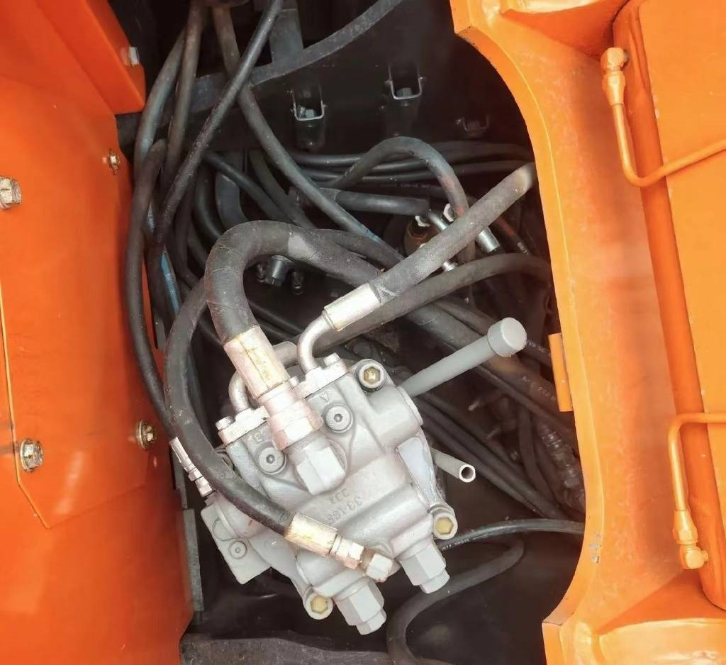 Excavadora de cadenas Hitachi 135US-6: foto 9