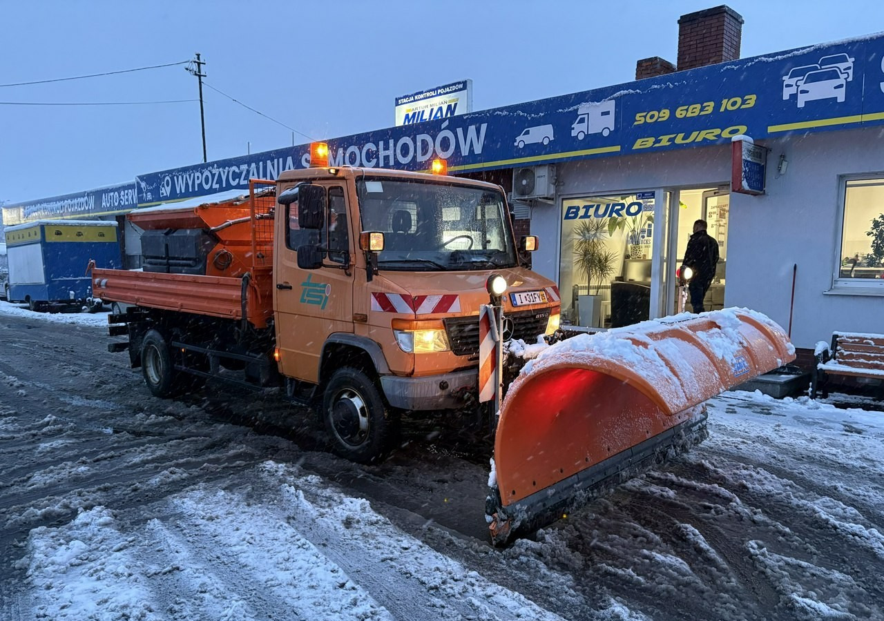 Mercedes-Benz Inny Mercedes-Benz Mercedes Vario 815 Wywrotka 4X4 2004 Pług posypywarka odśnieżarka - Máquina quitanieve: foto 1 Mercedes-Benz Inny Mercedes-Benz Mercedes Vario 815 Wywrotka 4X4 2004 Pług posypywarka odśnieżarka - Máquina quitanieve: foto 1