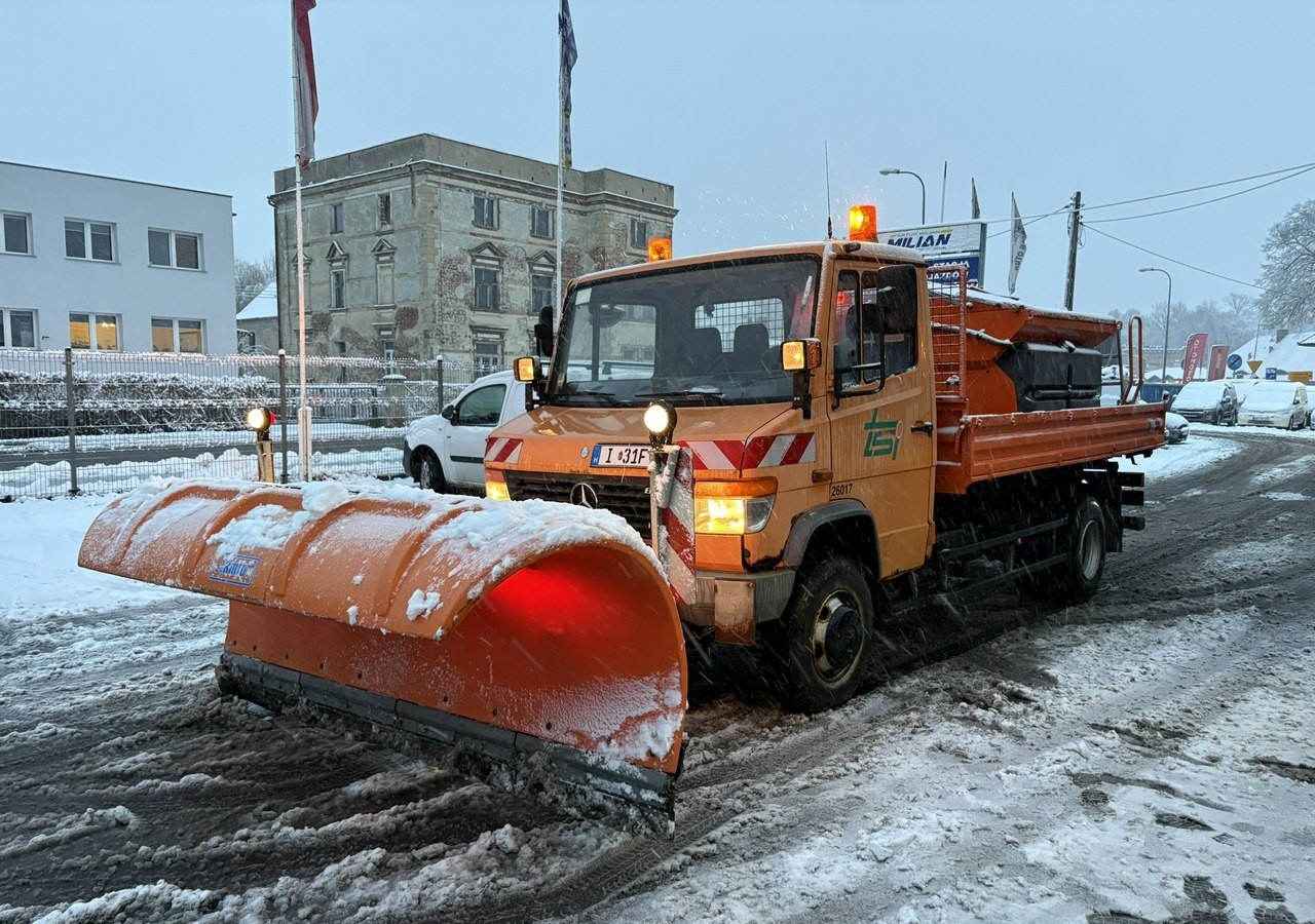 Mercedes-Benz Inny Mercedes-Benz Mercedes Vario 815 Wywrotka 4X4 2004 Pług posypywarka odśnieżarka - Máquina quitanieve: foto 1 Mercedes-Benz Inny Mercedes-Benz Mercedes Vario 815 Wywrotka 4X4 2004 Pług posypywarka odśnieżarka - Máquina quitanieve: foto 1
