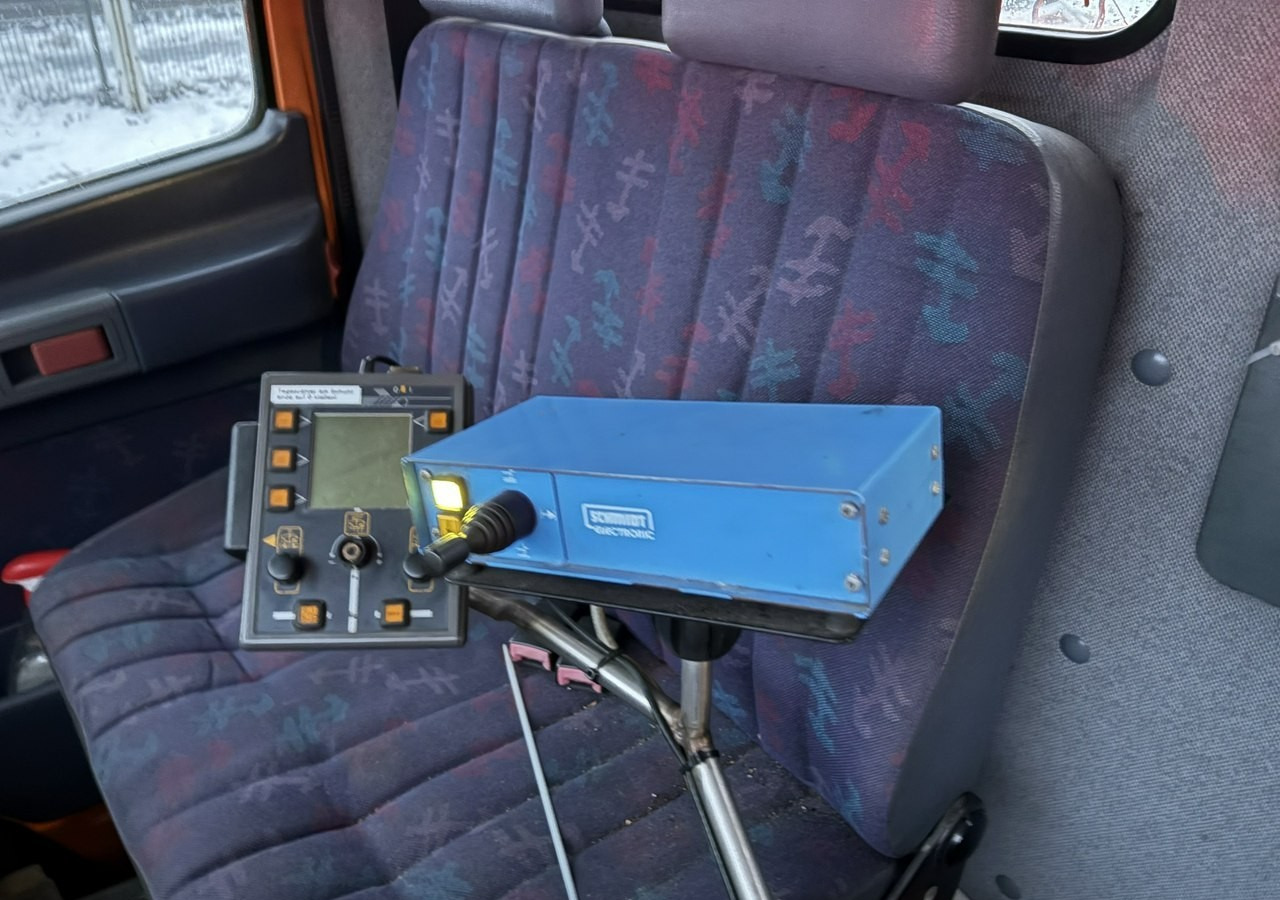 Mercedes-Benz Inny Mercedes-Benz Mercedes Vario 815 Wywrotka 4X4 2004 Pług posypywarka odśnieżarka - Máquina quitanieve: foto 4 Mercedes-Benz Inny Mercedes-Benz Mercedes Vario 815 Wywrotka 4X4 2004 Pług posypywarka odśnieżarka - Máquina quitanieve: foto 4