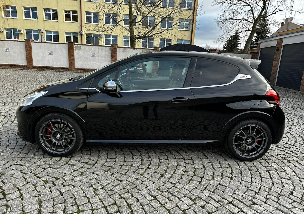 Peugeot 208 I 208GTI Sport 1.6THP 208KM Panorama Led JBL Navi Kamera OZ-Racing 201 - Hatchback: foto 5 Peugeot 208 I 208GTI Sport 1.6THP 208KM Panorama Led JBL Navi Kamera OZ-Racing 201 - Hatchback: foto 5