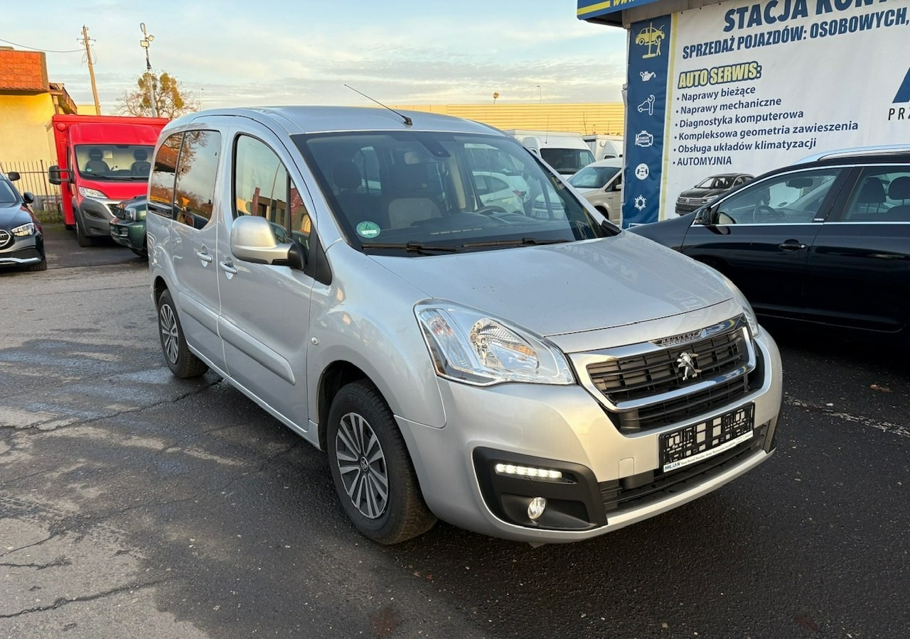 Peugeot Partner II Partner Tepee 1.6 HDI 120KM Family Klimatronik 2xDrzwi 2016 - Coche familiar: foto 2 Peugeot Partner II Partner Tepee 1.6 HDI 120KM Family Klimatronik 2xDrzwi 2016 - Coche familiar: foto 2