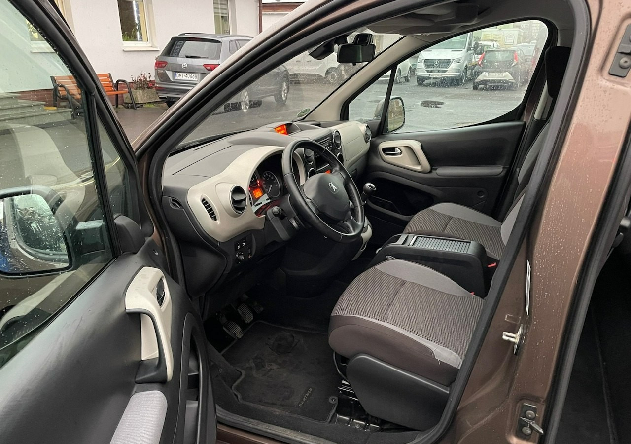 Coche familiar Peugeot Partner II Peugeot Partner Tepee 1.6 VTi 120KM Family Model 2013: foto 9