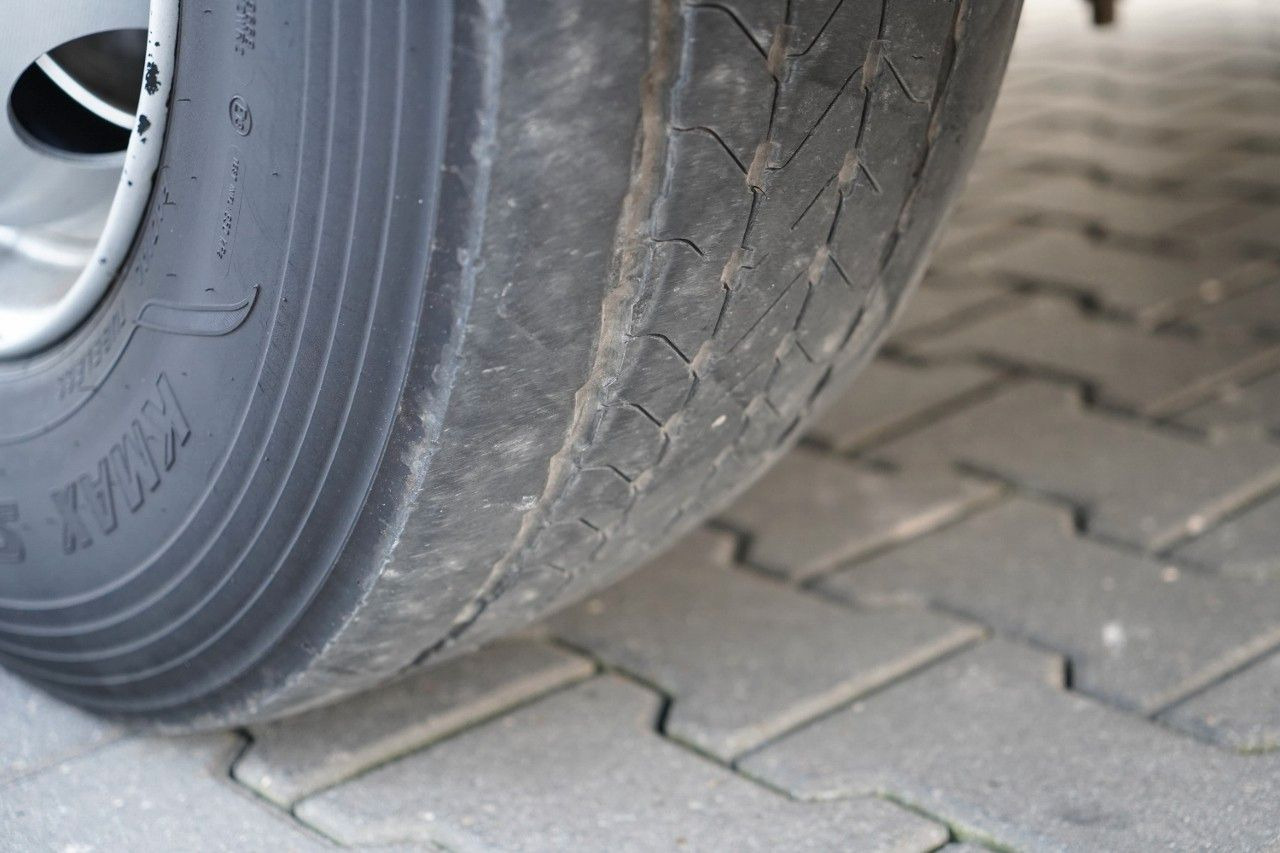 Camión caja cerrada Renault D 210 / 4x2 / KONTENER / 8,6 M / MOCNA PODŁOGA /: foto 17 Camión caja cerrada Renault D 210 / 4x2 / KONTENER / 8,6 M / MOCNA PODŁOGA /: foto 17