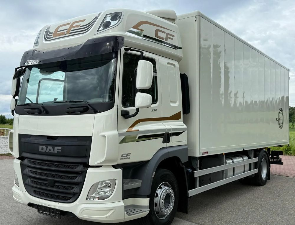 DAF CF 330/10.2017/KONTENER MEBLOWY/IZOTERMA/WINDA/18 PALET/E6/NISKI PRZEBIEG/Z NIEMIEC/JAK NOWY/DUŻY SILNIK/ - Camión caja cerrada: foto 1 DAF CF 330/10.2017/KONTENER MEBLOWY/IZOTERMA/WINDA/18 PALET/E6/NISKI PRZEBIEG/Z NIEMIEC/JAK NOWY/DUŻY SILNIK/ - Camión caja cerrada: foto 1