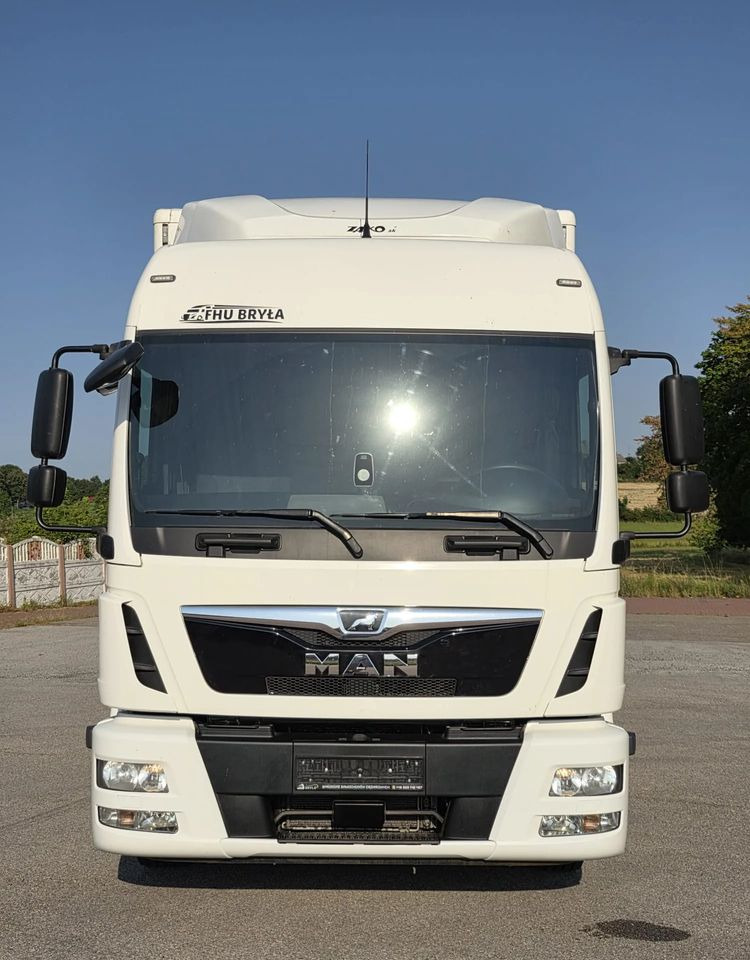 MAN TGL 12.250 / KONTENER / IZOTERMA / WINDA / 2019R / EURO 6 / PEŁEN SERWIS / 6 TON ŁADOWNOŚĆ / SPROWADZONY / ZADBANY / JAK NOWY / KSIĄŻKA SERWISOWA / E6 / 17 PALET - Camión caja cerrada: foto 3 MAN TGL 12.250 / KONTENER / IZOTERMA / WINDA / 2019R / EURO 6 / PEŁEN SERWIS / 6 TON ŁADOWNOŚĆ / SPROWADZONY / ZADBANY / JAK NOWY / KSIĄŻKA SERWISOWA / E6 / 17 PALET - Camión caja cerrada: foto 3