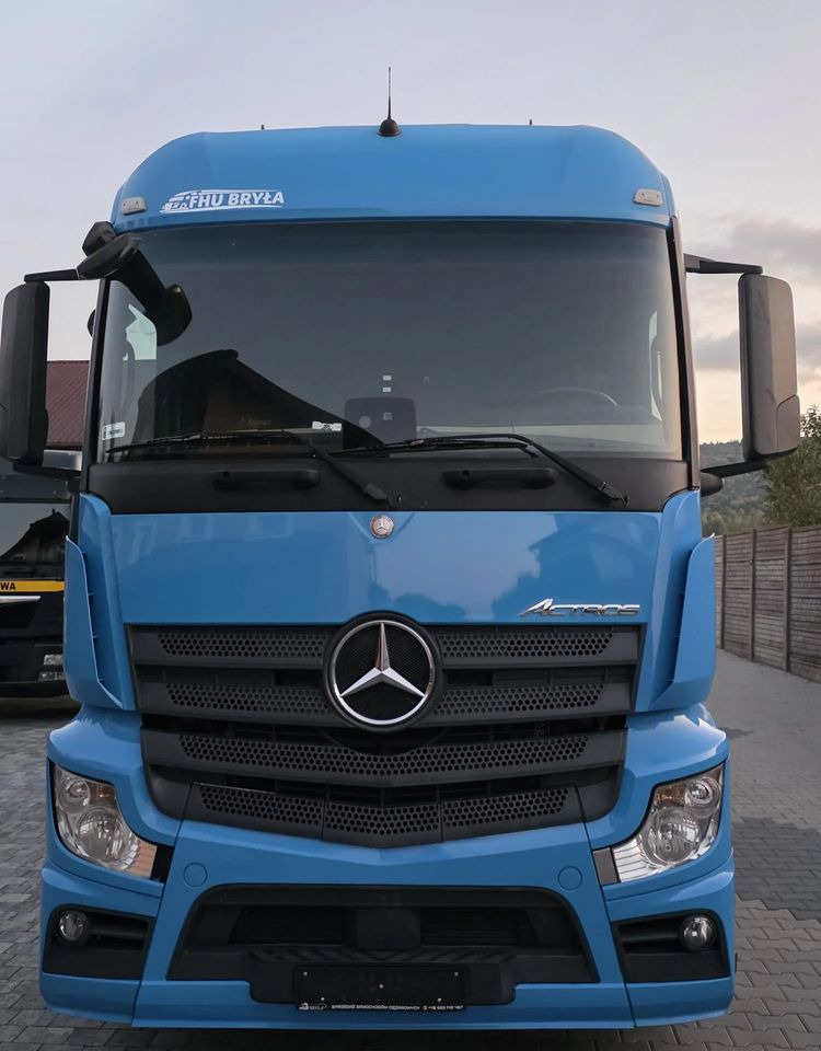 Mercedes-Benz ACTROS 1833 / FIRANKA/ WINDA / 22PALETY / 8760 ŁADOWNOŚĆ / AUTOMAT / DUŻY SILNIK / SYPIALKA / - Camión lona: foto 3 Mercedes-Benz ACTROS 1833 / FIRANKA/ WINDA / 22PALETY / 8760 ŁADOWNOŚĆ / AUTOMAT / DUŻY SILNIK / SYPIALKA / - Camión lona: foto 3