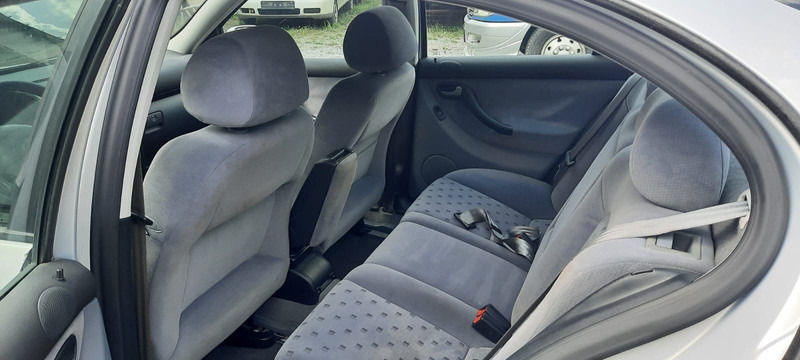 SEAT Toledo Signo 1,8 20V Autom - Sedan: foto 5 SEAT Toledo Signo 1,8 20V Autom - Sedan: foto 5