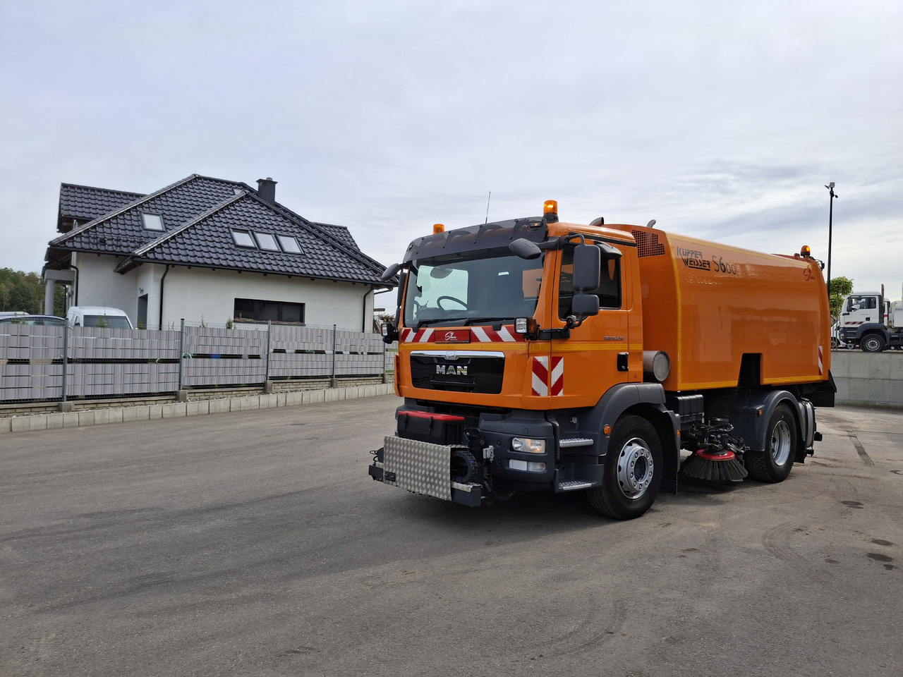 MAN TGM 18.250 Zamiatarka Kupper Weisser BROCK 2 Motoren Szczotki L/R PM10 Odchwaszczarka - Barredora vial: foto 3 MAN TGM 18.250 Zamiatarka Kupper Weisser BROCK 2 Motoren Szczotki L/R PM10 Odchwaszczarka - Barredora vial: foto 3