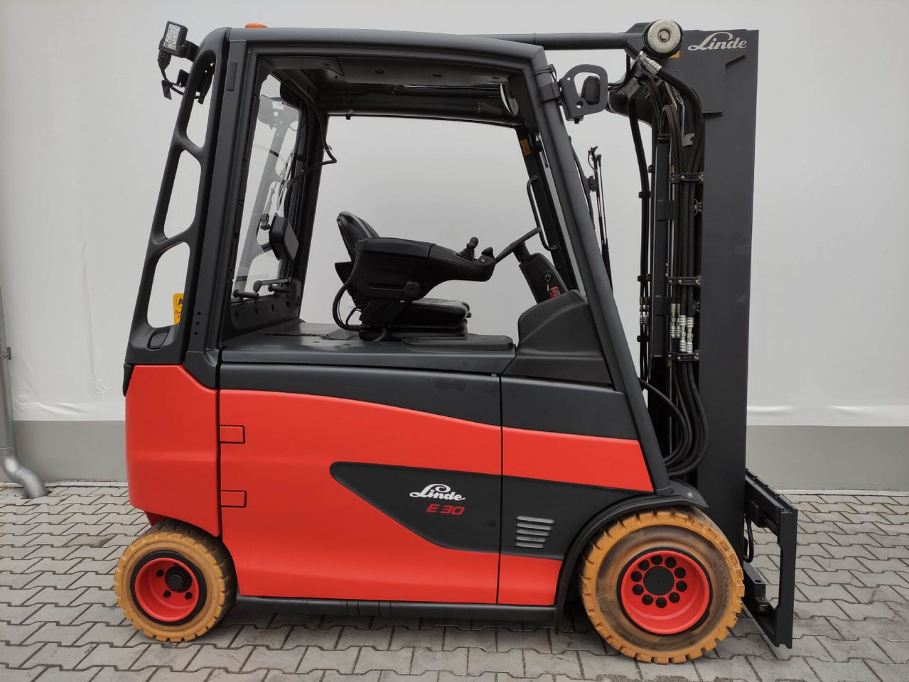 Linde E30HL-01/600-387 (M) - Carretilla elevadora eléctrica: foto 2 Linde E30HL-01/600-387 (M) - Carretilla elevadora eléctrica: foto 2
