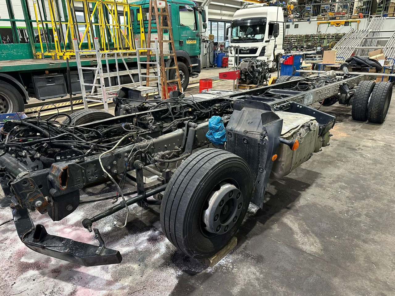 Iveco 110EL25 Unfallchassis ohne Motor/Getriebe - Camión chasis: foto 4 Iveco 110EL25 Unfallchassis ohne Motor/Getriebe - Camión chasis: foto 4