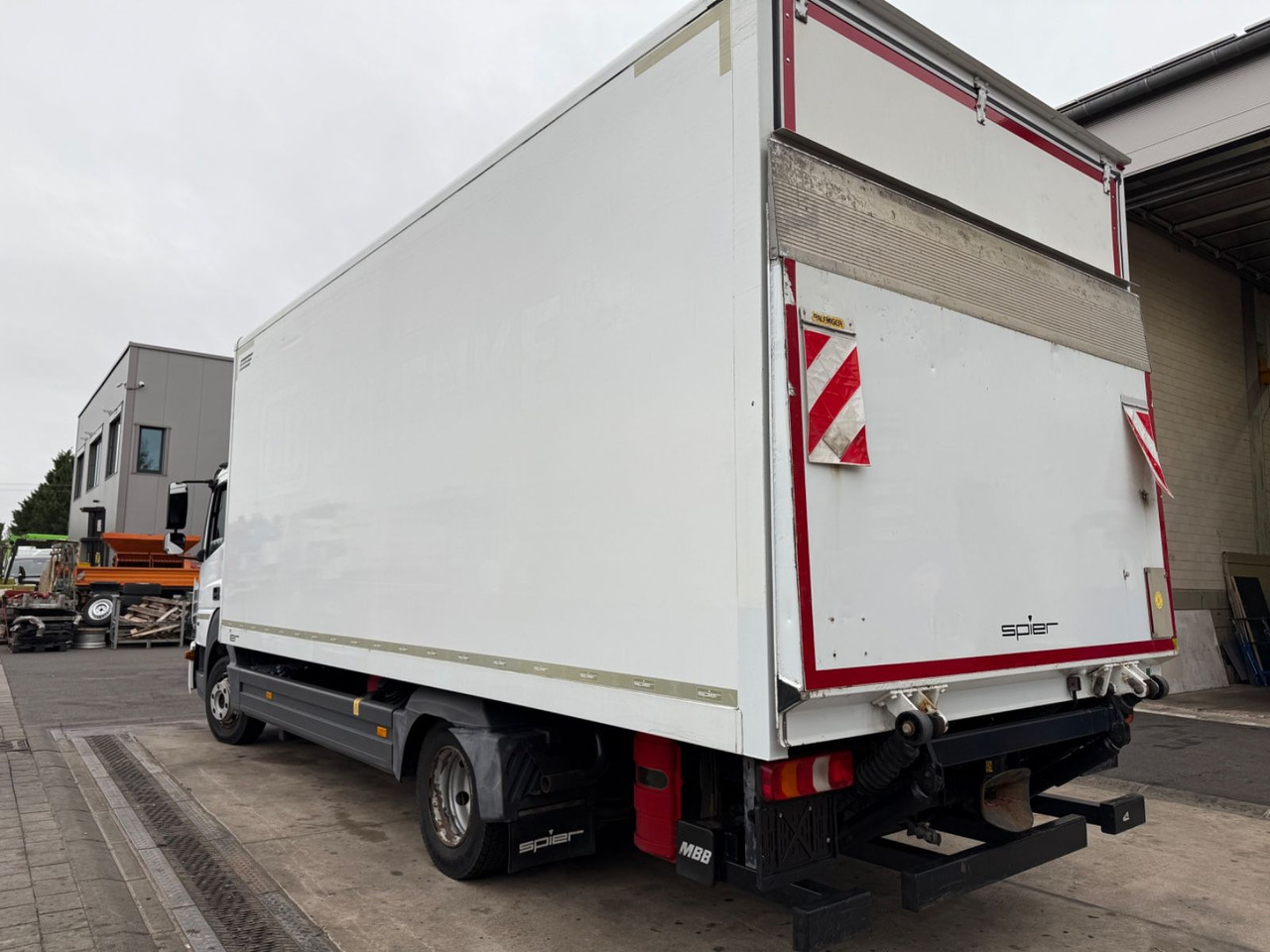 Mercedes-Benz Atego 3 4x2 821 4x2 LBW / Ahk. / Palfinger / 6m - Camión caja cerrada: foto 3 Mercedes-Benz Atego 3 4x2 821 4x2 LBW / Ahk. / Palfinger / 6m - Camión caja cerrada: foto 3