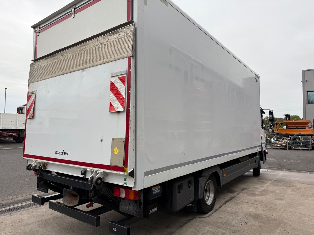 Mercedes-Benz Atego 3 4x2 821 4x2 LBW / Ahk. / Palfinger / 6m - Camión caja cerrada: foto 4 Mercedes-Benz Atego 3 4x2 821 4x2 LBW / Ahk. / Palfinger / 6m - Camión caja cerrada: foto 4