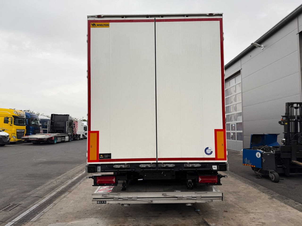 Wielton NSF3DryMaster/Ladebordwand/LBW/Standard/Taillift - Semirremolque caja cerrada: foto 3 Wielton NSF3DryMaster/Ladebordwand/LBW/Standard/Taillift - Semirremolque caja cerrada: foto 3