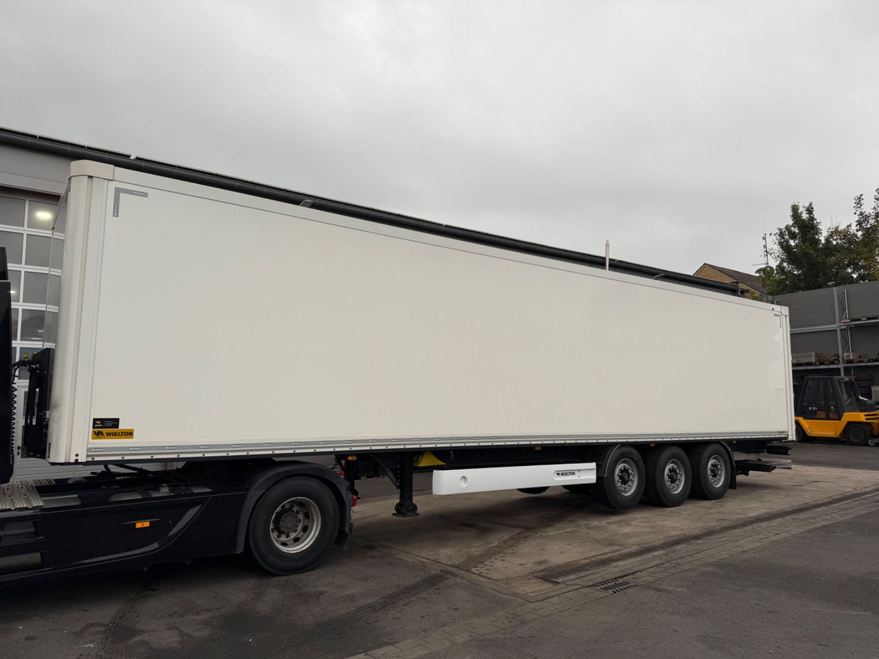 Wielton NSF3DryMaster/Ladebordwand/LBW/Standard/Taillift - Semirremolque caja cerrada: foto 2 Wielton NSF3DryMaster/Ladebordwand/LBW/Standard/Taillift - Semirremolque caja cerrada: foto 2