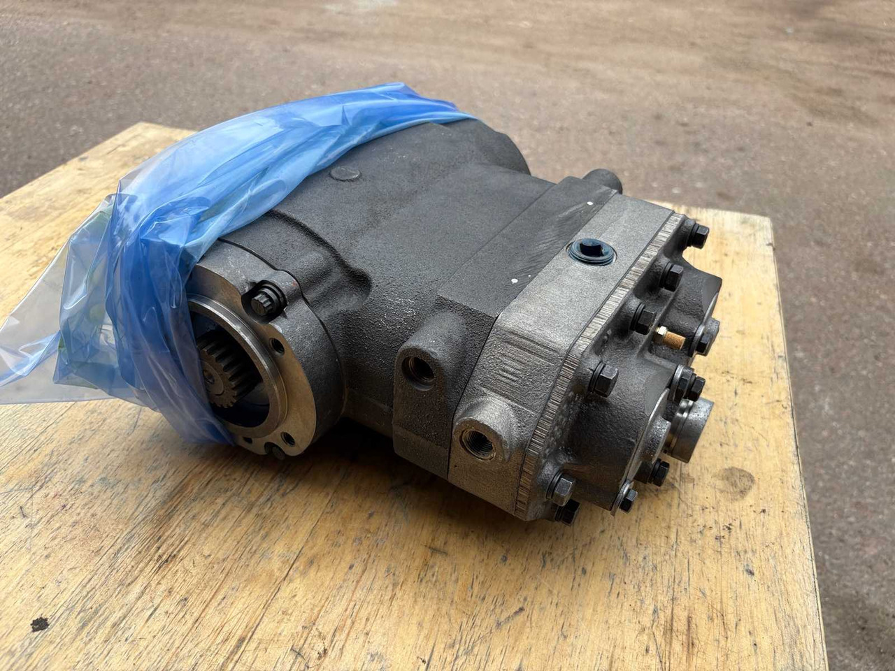 Air Dryer Compressor Cummins ST-676 - Compresor para Camión: foto 1 Air Dryer Compressor Cummins ST-676 - Compresor para Camión: foto 1