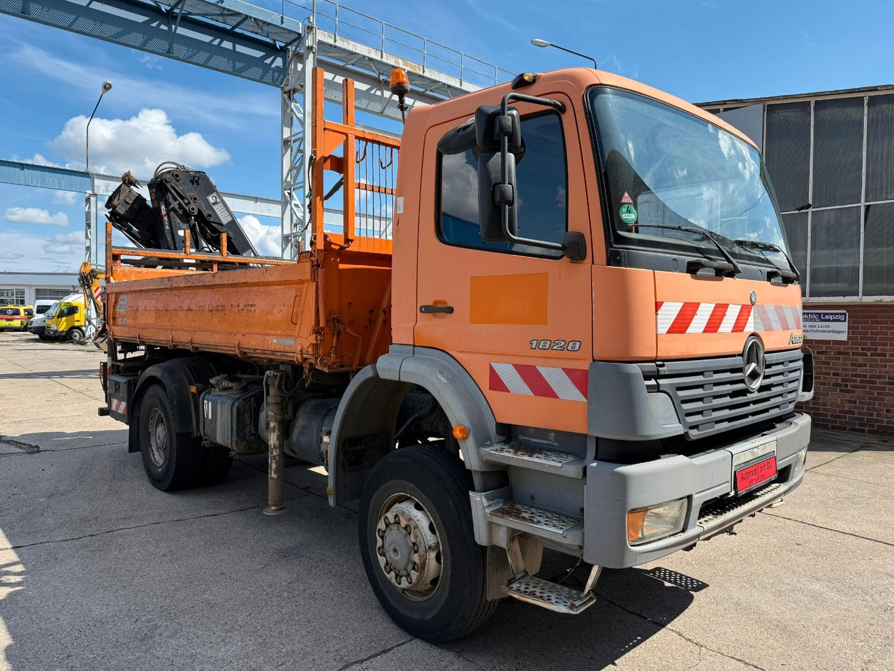 Mercedes-Benz ATEGO 1828 4X4 MEILER + HIAB KRAN 144 FS-3 - Camión volquete, Camión grúa: foto 1 Mercedes-Benz ATEGO 1828 4X4 MEILER + HIAB KRAN 144 FS-3 - Camión volquete, Camión grúa: foto 1