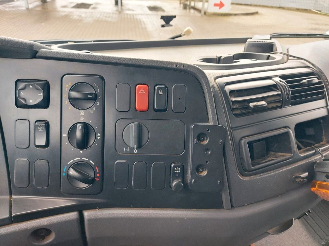 Camión volquete, Camión grúa Mercedes-Benz Atego 2 4-Zyl. 4x2 918 4x2 MEILLER HIAB066 Kran: foto 26 Camión volquete, Camión grúa Mercedes-Benz Atego 2 4-Zyl. 4x2 918 4x2 MEILLER HIAB066 Kran: foto 26