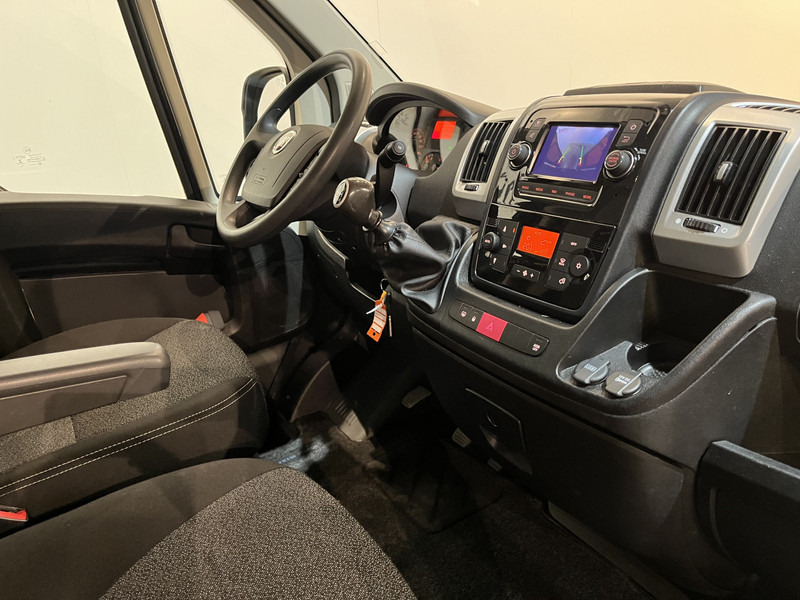 Fiat Ducato 2.3 MultiJet L2H2 120 PK / Euro 6 / Airco / Camera / Cruise Control / Trekhaak / Navigatie / 3-Zits / 72.600 KM !! - Furgoneta pequeña: foto 3 Fiat Ducato 2.3 MultiJet L2H2 120 PK / Euro 6 / Airco / Camera / Cruise Control / Trekhaak / Navigatie / 3-Zits / 72.600 KM !! - Furgoneta pequeña: foto 3