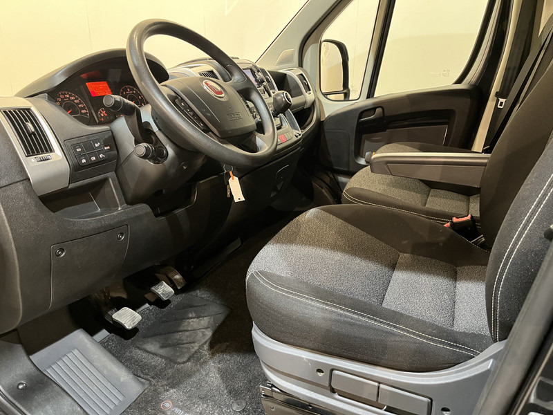 Foto del interior 2: Furgoneta pequeña Fiat Ducato 2.3 MultiJet L2H2 120 PK / Euro 6 / Airco / Camera / Cruise Control / Trekhaak / Navigatie / 3-Zits / 72.600 KM !!