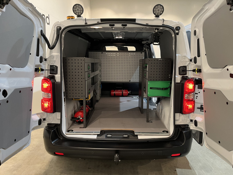 Peugeot e-Expert EV L2 75 kWh Servicebus / Inrichting / 100% Elektrisch / Airco / 220V. / Trekhaak / Camera / Cruise Control / Navigatie / CarPlay / 3-Zits / 1.900 KM !! - Furgoneta pequeña, Furgoneta eléctrica: foto 4 Peugeot e-Expert EV L2 75 kWh Servicebus / Inrichting / 100% Elektrisch / Airco / 220V. / Trekhaak / Camera / Cruise Control / Navigatie / CarPlay / 3-Zits / 1.900 KM !! - Furgoneta pequeña, Furgoneta eléctrica: foto 4