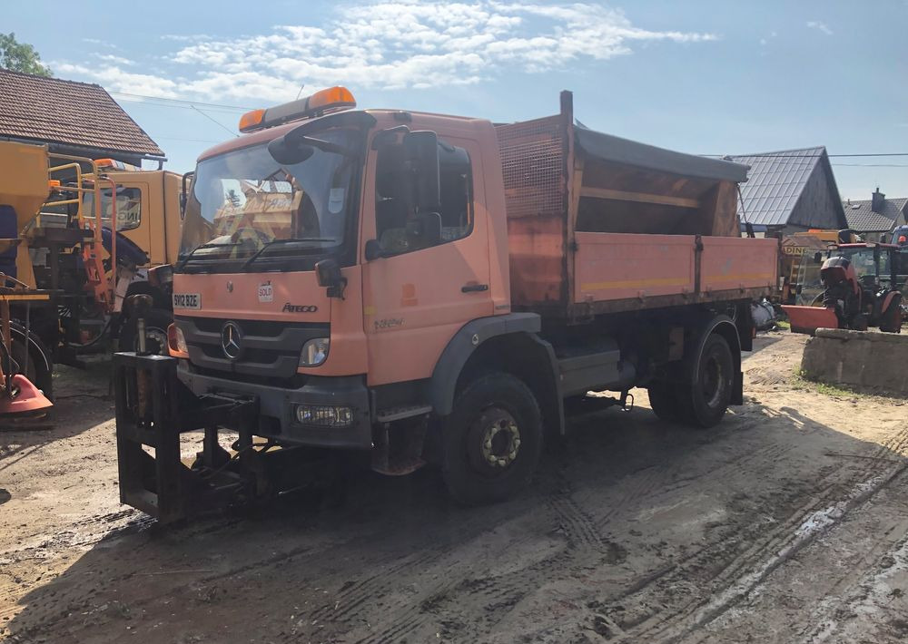 Mercedes-Benz Atego 1324 4x4 wywrotka piaskarka solarka - Camión volquete: foto 1 Mercedes-Benz Atego 1324 4x4 wywrotka piaskarka solarka - Camión volquete: foto 1