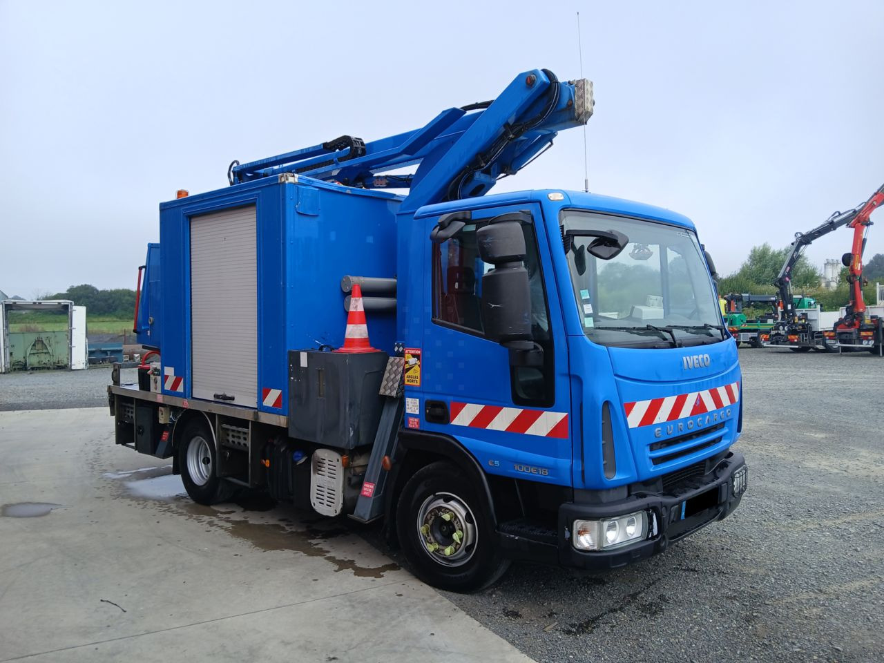 Iveco EUROCAGO 100E18 4x2 Others Truck - Camión con plataforma elevadora: foto 3 Iveco EUROCAGO 100E18 4x2 Others Truck - Camión con plataforma elevadora: foto 3