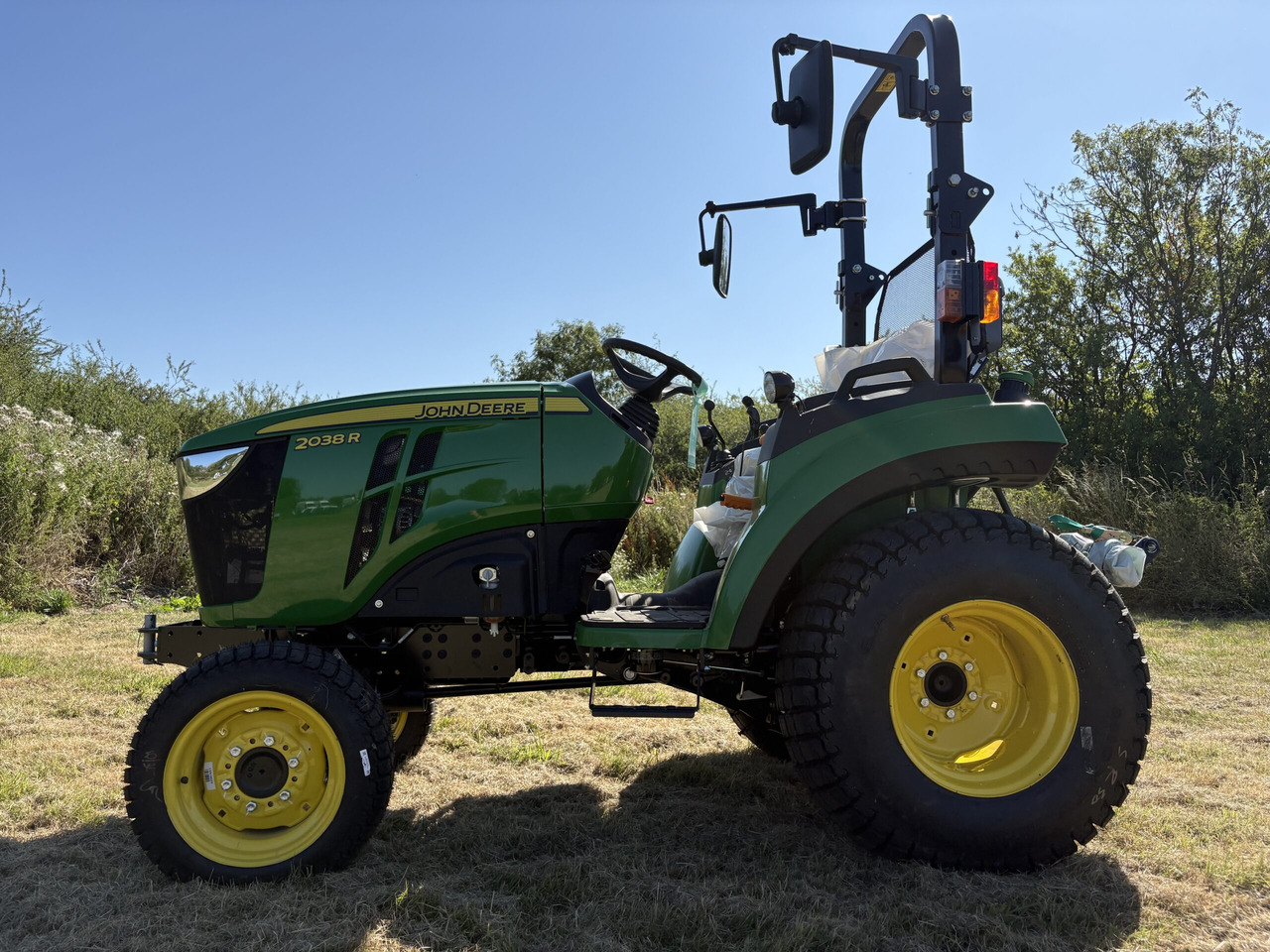 John Deere 2038R Compact Tractor - Mini tractor: foto 1 John Deere 2038R Compact Tractor - Mini tractor: foto 1