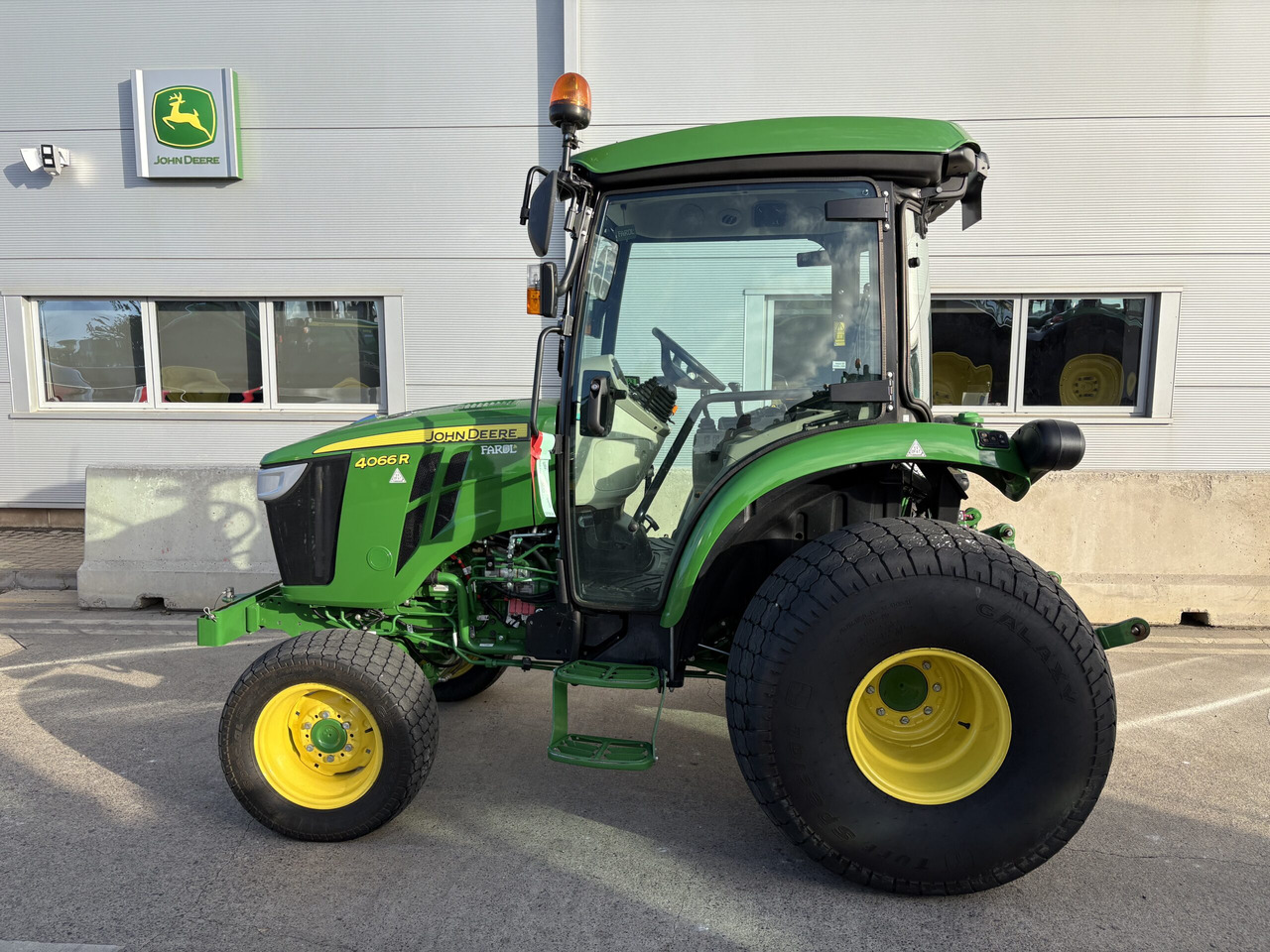 John Deere 4066R Compact Tractor - Mini tractor: foto 1 John Deere 4066R Compact Tractor - Mini tractor: foto 1