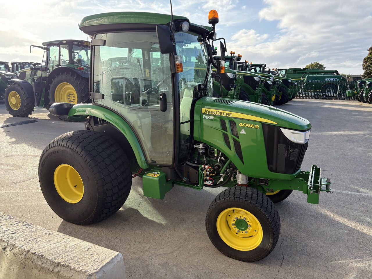 John Deere 4066R Compact Tractor - Mini tractor: foto 2 John Deere 4066R Compact Tractor - Mini tractor: foto 2