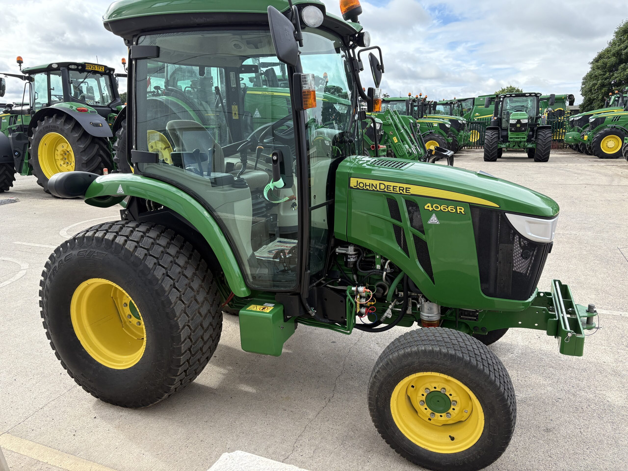 John Deere 4066R Compact Tractor - Mini tractor: foto 3 John Deere 4066R Compact Tractor - Mini tractor: foto 3