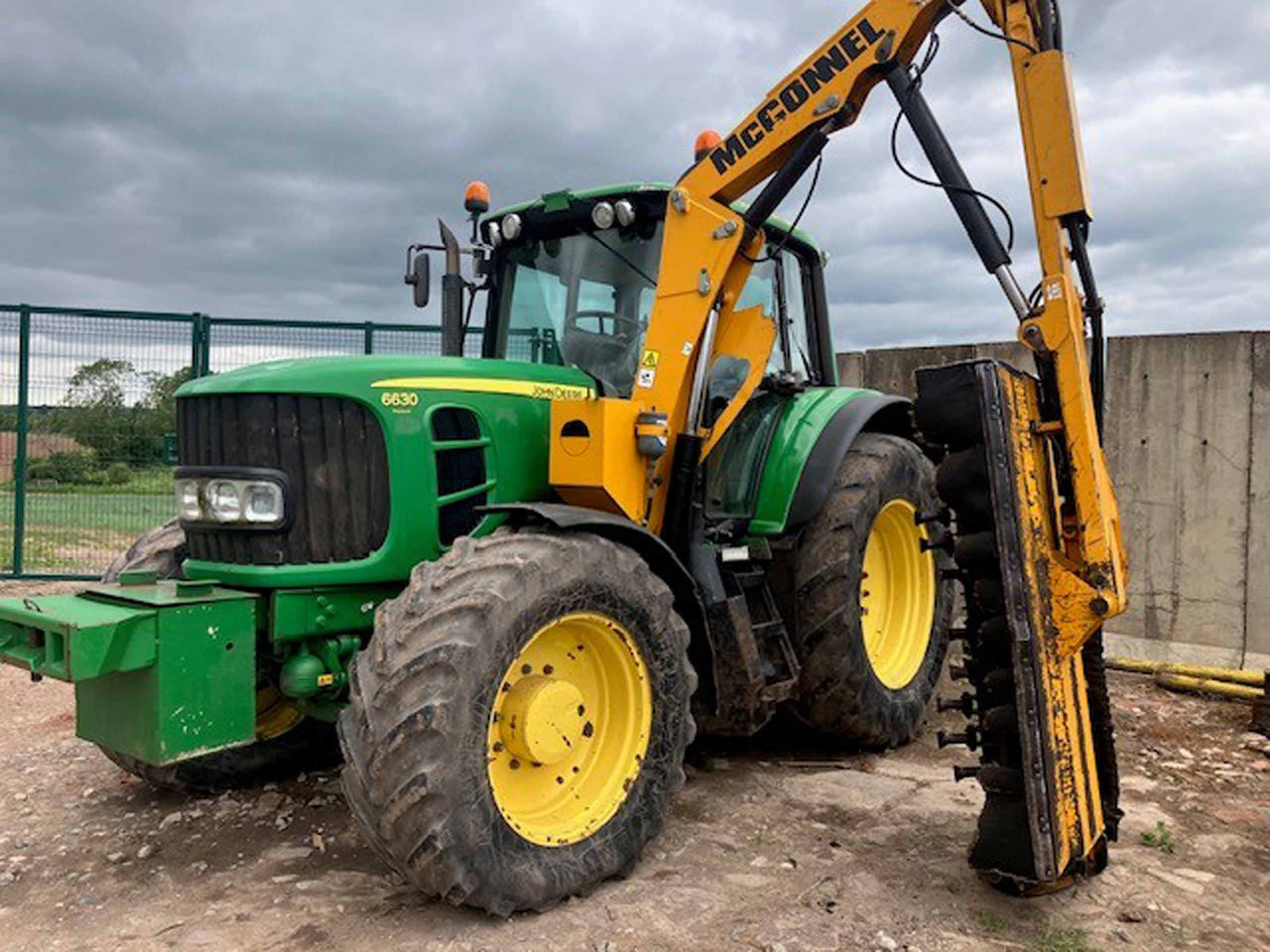 John Deere 6630 Premium + McConnel Mid mount hedgecutter - Tractor: foto 1 John Deere 6630 Premium + McConnel Mid mount hedgecutter - Tractor: foto 1