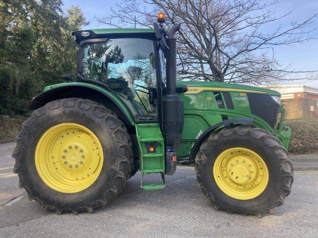 John Deere 6R 215 - Tractor: foto 1 John Deere 6R 215 - Tractor: foto 1