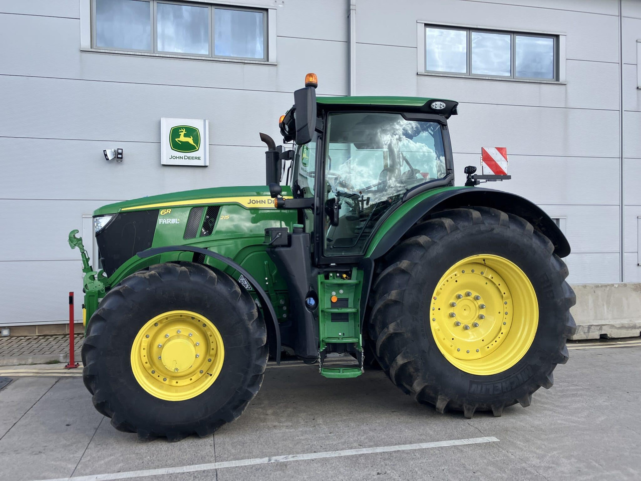 John Deere 6R 215 - Tractor: foto 2 John Deere 6R 215 - Tractor: foto 2