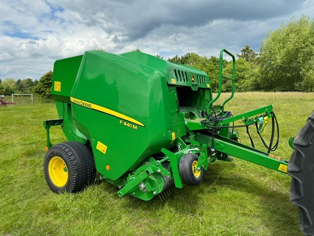 John Deere F441M Round Baler - Maquinaria de henificación: foto 1 John Deere F441M Round Baler - Maquinaria de henificación: foto 1