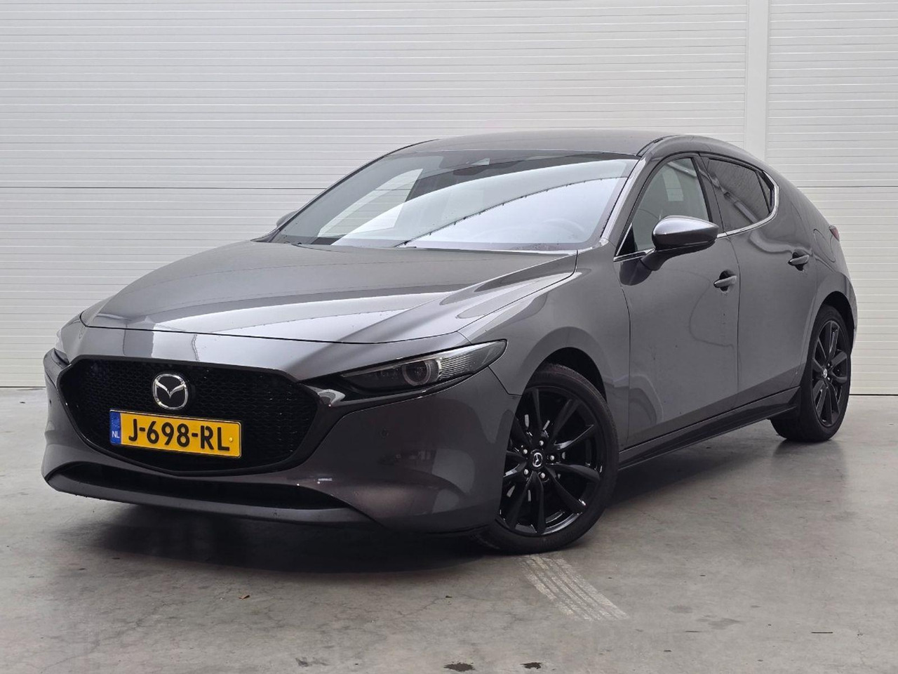 Mazda 3 2.0 e - SkyActiv - X M Hybrid 180 Luxury | 2020 | 61.020 km | Automaat | J698RL | NAP: Logisch - Hatchback: foto 1 Mazda 3 2.0 e - SkyActiv - X M Hybrid 180 Luxury | 2020 | 61.020 km | Automaat | J698RL | NAP: Logisch - Hatchback: foto 1