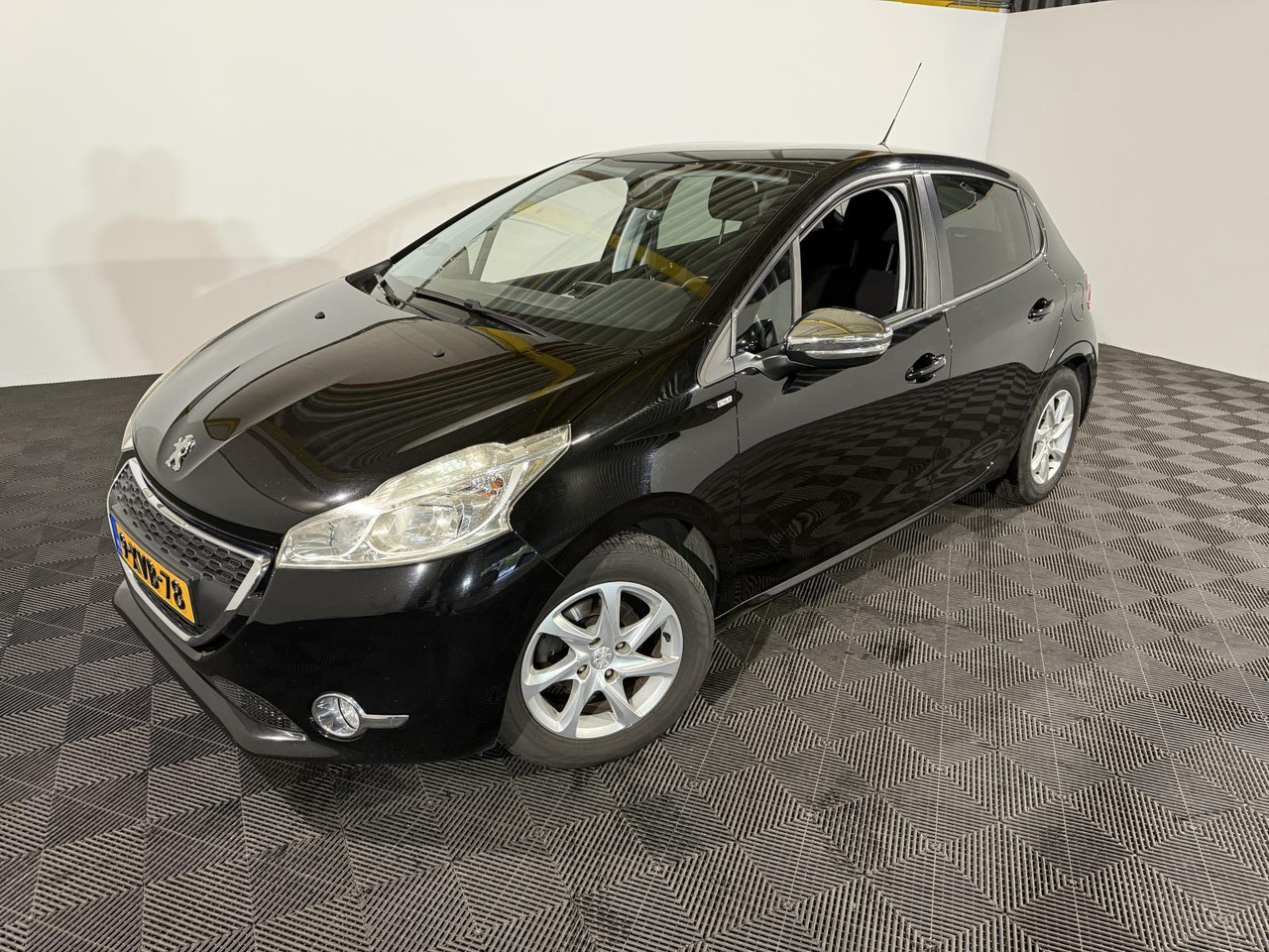 Peugeot | 208 | 1.2 VTi Style | 2014 | 191.063 km | 9XVB78 | Logisch - Hatchback: foto 1 Peugeot | 208 | 1.2 VTi Style | 2014 | 191.063 km | 9XVB78 | Logisch - Hatchback: foto 1