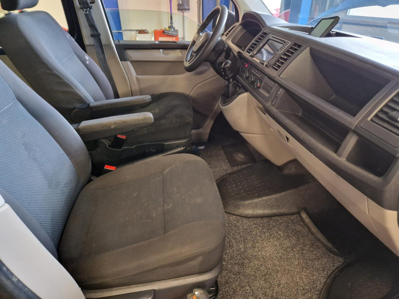 Volkswagen | Transporter | 2.0 TDI L1H1 DC Highline | 2018 | 251.292 km | V731RR | Logisch - Furgoneta combi: foto 2 Volkswagen | Transporter | 2.0 TDI L1H1 DC Highline | 2018 | 251.292 km | V731RR | Logisch - Furgoneta combi: foto 2