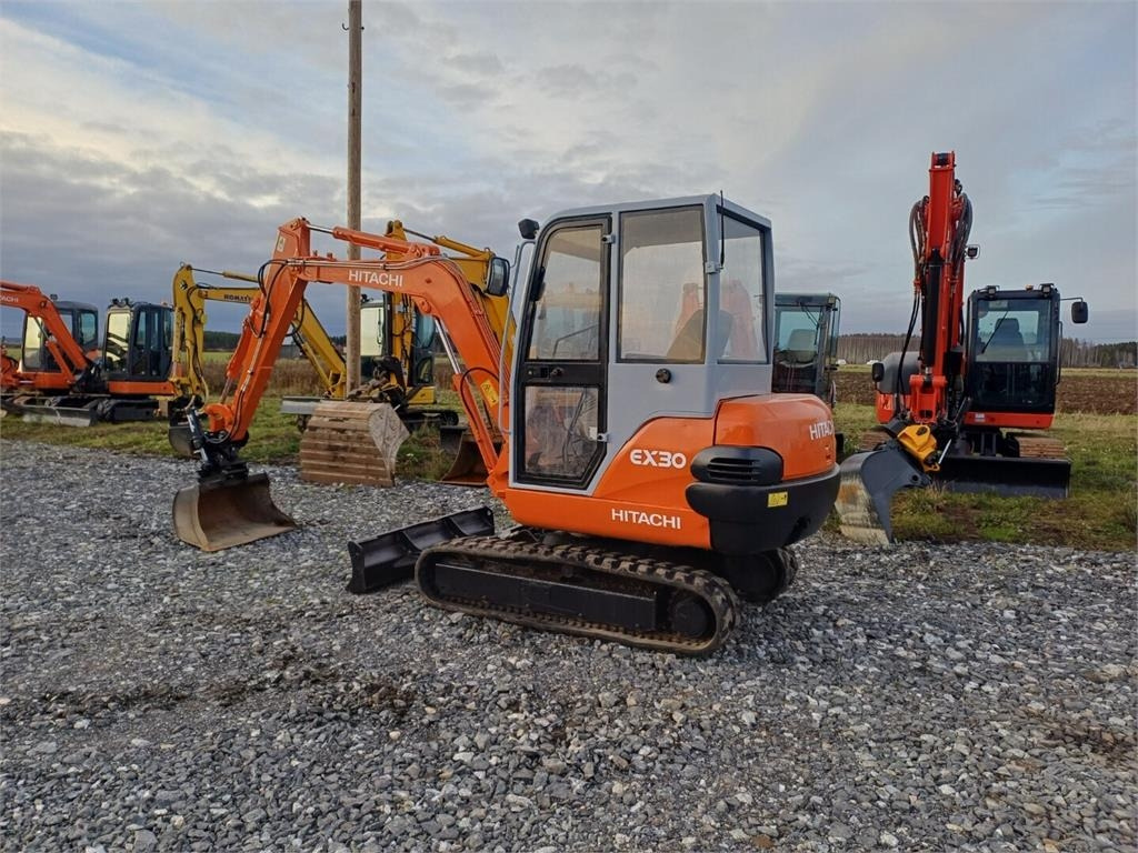 Hitachi EX30 Kallistuvalla liittimellä - Miniexcavadora: foto 3 Hitachi EX30 Kallistuvalla liittimellä - Miniexcavadora: foto 3