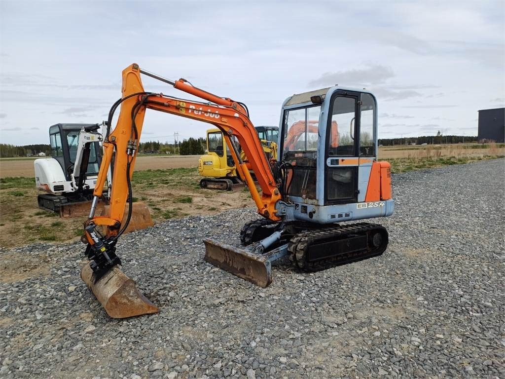 Pel-Job Volvo EB25.4 kallistuvalla liittimellä - Miniexcavadora: foto 1 Pel-Job Volvo EB25.4 kallistuvalla liittimellä - Miniexcavadora: foto 1