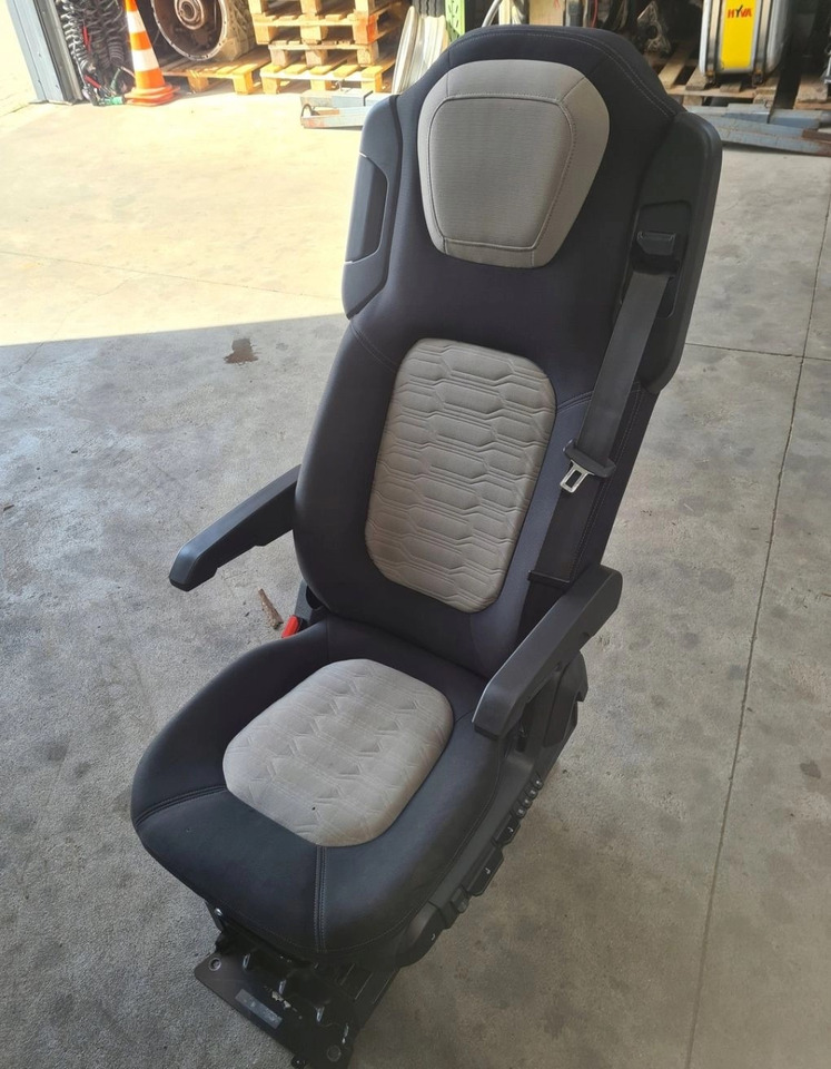 FOTEL LEWY KIEROWCY FORD F-MAX CARGO EURO 6 - Asiento: foto 2 FOTEL LEWY KIEROWCY FORD F-MAX CARGO EURO 6 - Asiento: foto 2