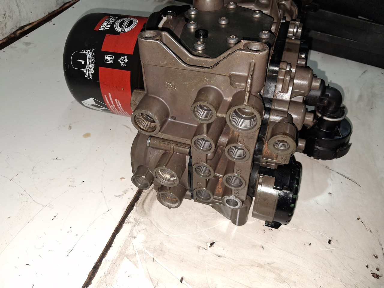 KNORR-BREMSE ZAWÓR OSUSZACZ POWIETRZA APM RENAULT GAMA T C K RANGE EURO 6 - Piezas de freno para Camión: foto 4 KNORR-BREMSE ZAWÓR OSUSZACZ POWIETRZA APM RENAULT GAMA T C K RANGE EURO 6 - Piezas de freno para Camión: foto 4