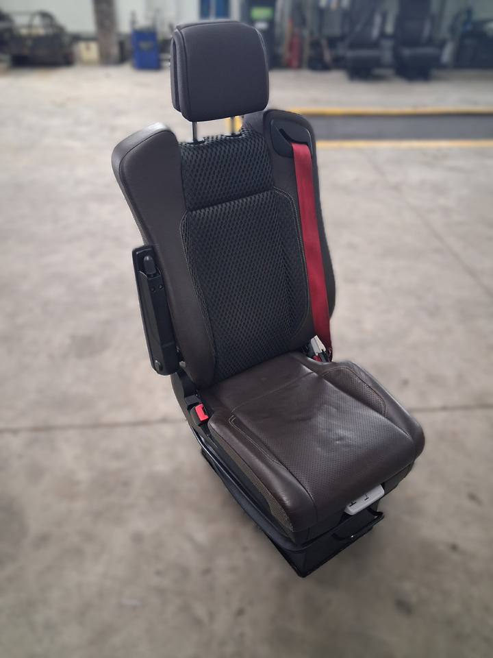 RENAULT FOTEL LEWY SIEDZENIE KIEROWCY SKÓRA PNEUMATYCZNY RENAULT RANGE GAMA T C K - Asiento para Camión: foto 1 RENAULT FOTEL LEWY SIEDZENIE KIEROWCY SKÓRA PNEUMATYCZNY RENAULT RANGE GAMA T C K - Asiento para Camión: foto 1