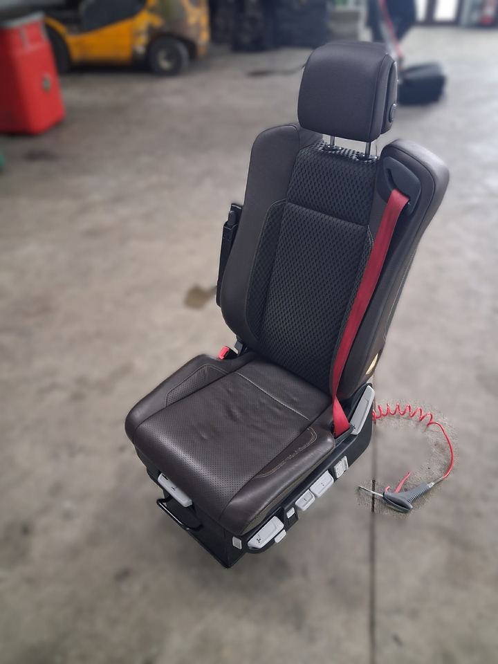 RENAULT FOTEL LEWY SIEDZENIE KIEROWCY SKÓRA PNEUMATYCZNY RENAULT RANGE GAMA T C K - Asiento para Camión: foto 2 RENAULT FOTEL LEWY SIEDZENIE KIEROWCY SKÓRA PNEUMATYCZNY RENAULT RANGE GAMA T C K - Asiento para Camión: foto 2