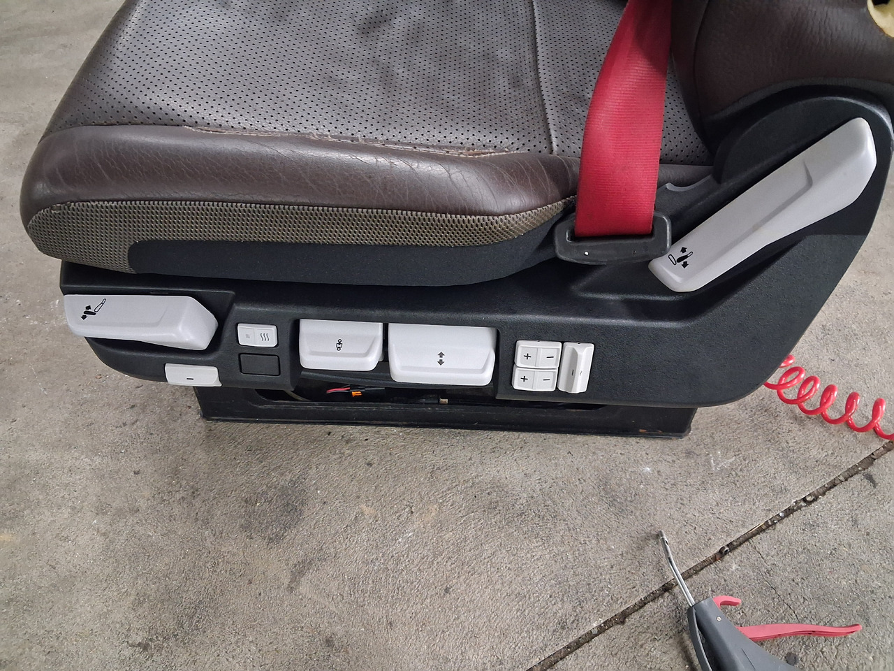 RENAULT FOTEL LEWY SIEDZENIE KIEROWCY SKÓRA PNEUMATYCZNY RENAULT RANGE GAMA T C K - Asiento para Camión: foto 3 RENAULT FOTEL LEWY SIEDZENIE KIEROWCY SKÓRA PNEUMATYCZNY RENAULT RANGE GAMA T C K - Asiento para Camión: foto 3