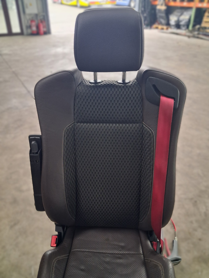 RENAULT FOTEL LEWY SIEDZENIE KIEROWCY SKÓRA PNEUMATYCZNY RENAULT RANGE GAMA T C K - Asiento para Camión: foto 4 RENAULT FOTEL LEWY SIEDZENIE KIEROWCY SKÓRA PNEUMATYCZNY RENAULT RANGE GAMA T C K - Asiento para Camión: foto 4