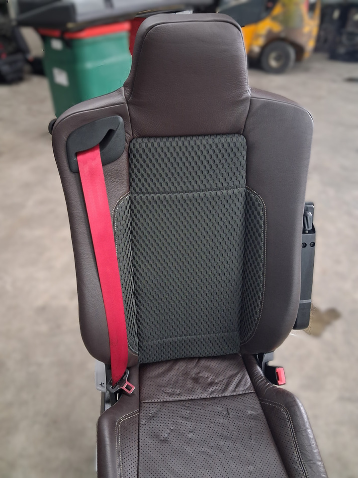 RENAULT FOTEL PRAWY SIEDZENIE PASAŻERA SKÓRA PNEUMATYCZNY RENAULT RANGE GAMA T C K - Asiento para Camión: foto 5 RENAULT FOTEL PRAWY SIEDZENIE PASAŻERA SKÓRA PNEUMATYCZNY RENAULT RANGE GAMA T C K - Asiento para Camión: foto 5
