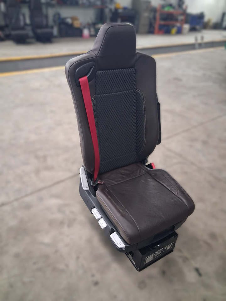 RENAULT FOTEL PRAWY SIEDZENIE PASAŻERA SKÓRA PNEUMATYCZNY RENAULT RANGE GAMA T C K - Asiento para Camión: foto 1 RENAULT FOTEL PRAWY SIEDZENIE PASAŻERA SKÓRA PNEUMATYCZNY RENAULT RANGE GAMA T C K - Asiento para Camión: foto 1