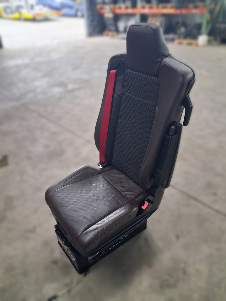 RENAULT FOTEL PRAWY SIEDZENIE PASAŻERA SKÓRA PNEUMATYCZNY RENAULT RANGE GAMA T C K - Asiento para Camión: foto 2 RENAULT FOTEL PRAWY SIEDZENIE PASAŻERA SKÓRA PNEUMATYCZNY RENAULT RANGE GAMA T C K - Asiento para Camión: foto 2