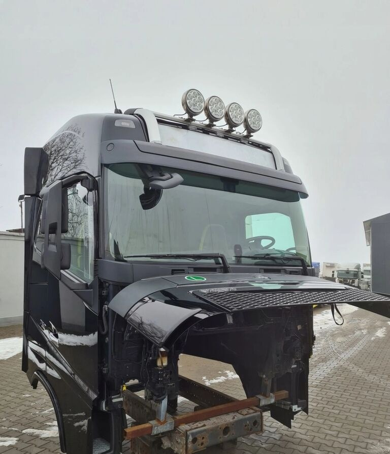 VOLVO KABINA KOMPLETNA VOLVO FH 16 750 EURO 6 GLOBETROTTER 2018 ROK - Cabina para Camión: foto 2 VOLVO KABINA KOMPLETNA VOLVO FH 16 750 EURO 6 GLOBETROTTER 2018 ROK - Cabina para Camión: foto 2